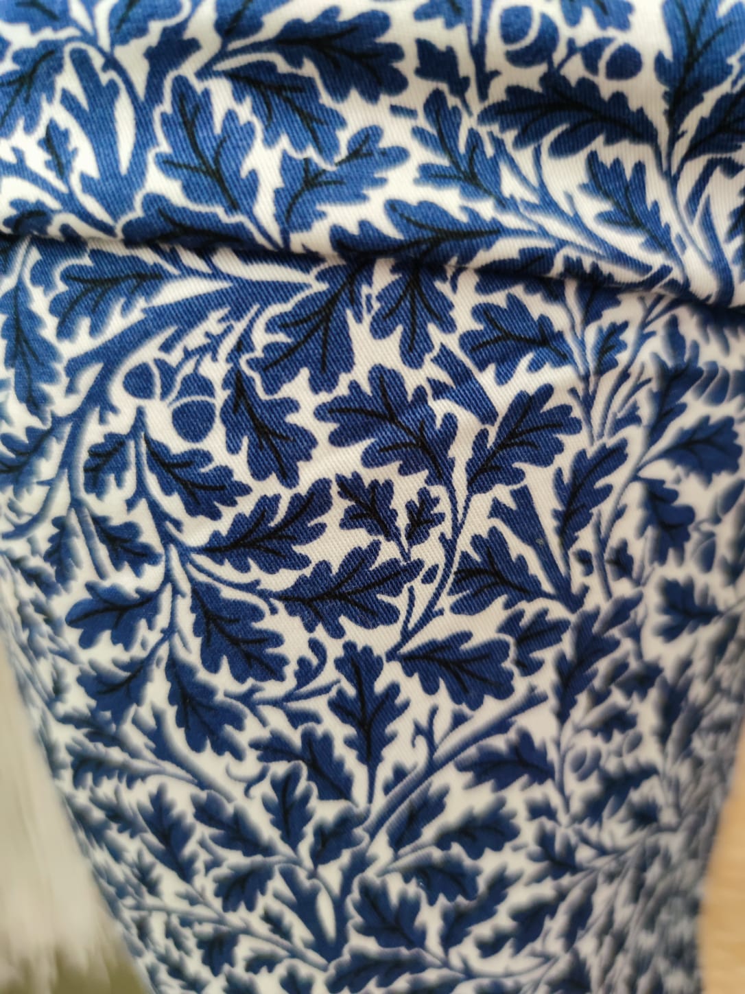 Pantalon chino 7/8ème - blanc imprimé feuillage bleu marine