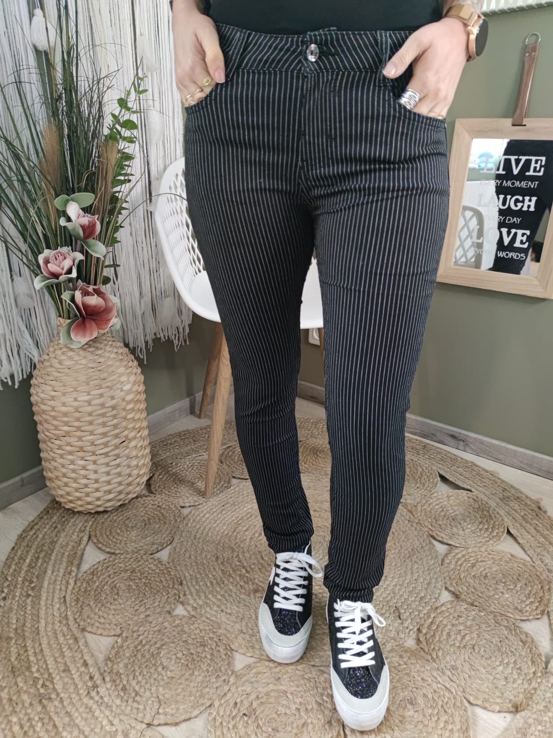 Pantalon noir à fines rayures blanches : 34 au 42 